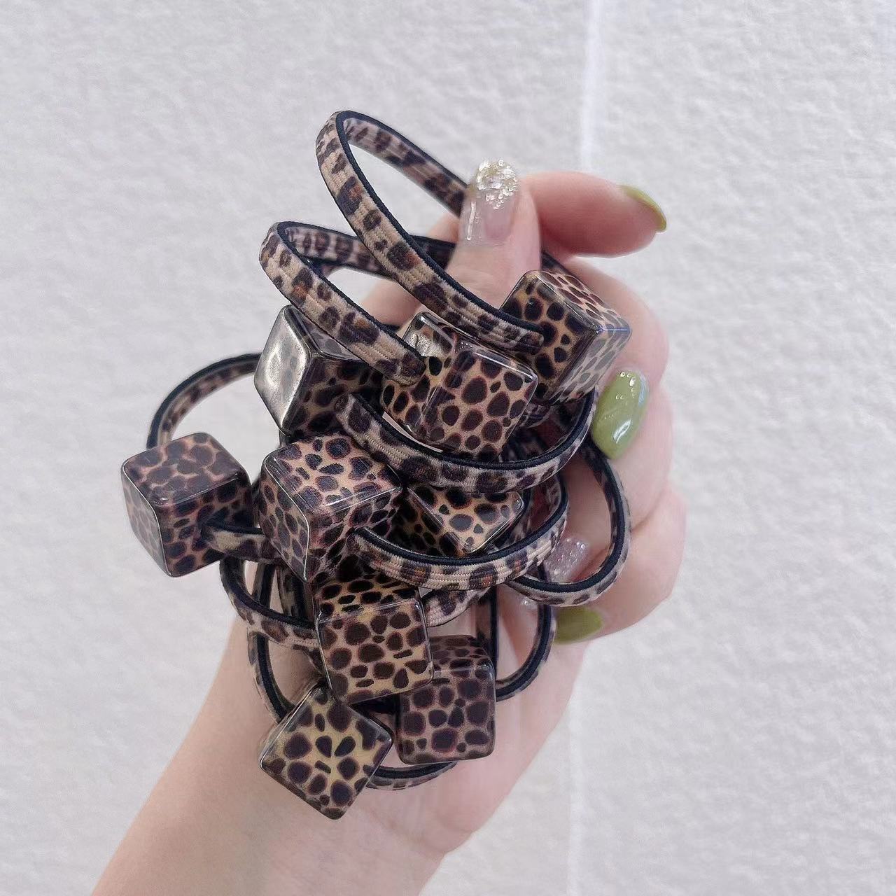 Korean imported acrylic leopard print accessories can be used to tie dual-purpose rubber bands with multi-purpose bracelet ends