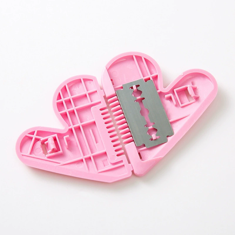 Heart-shaped double-sided hair comb, hair trimming knife, bangs trimming tool, thinning and trimming hair tips, heart-shaped hair comb, hair styling comb, plastic comb Application Scenario