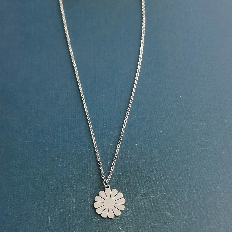 Fashionable titanium steel necklace pendants, stainless steel flat cutting trendy flower pendants, diy jewelry accessories, cross-border trade detail image 3