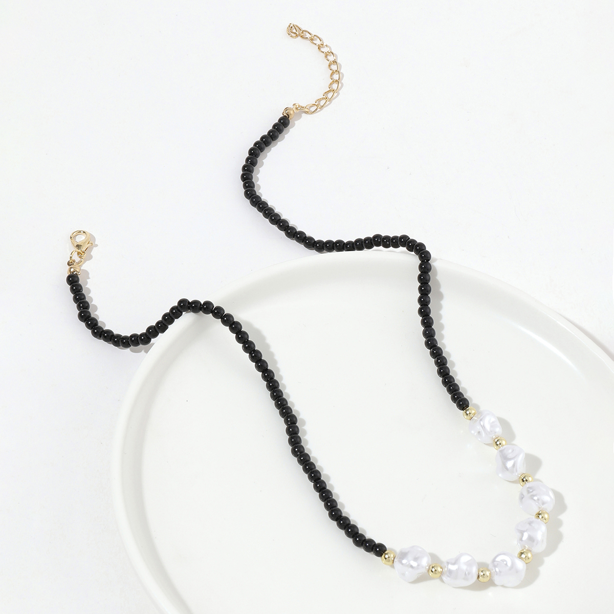   一条黑色亚克力配高亮珍珠百搭女款项链