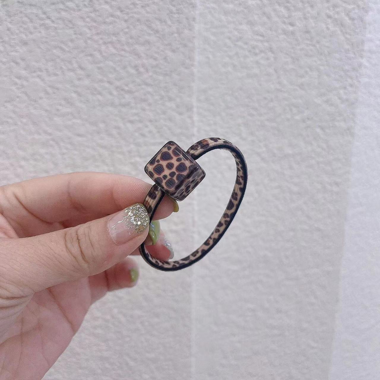Korean imported acrylic leopard print accessories can be used to tie dual-purpose rubber bands with multi-purpose bracelet ends Application Scenario