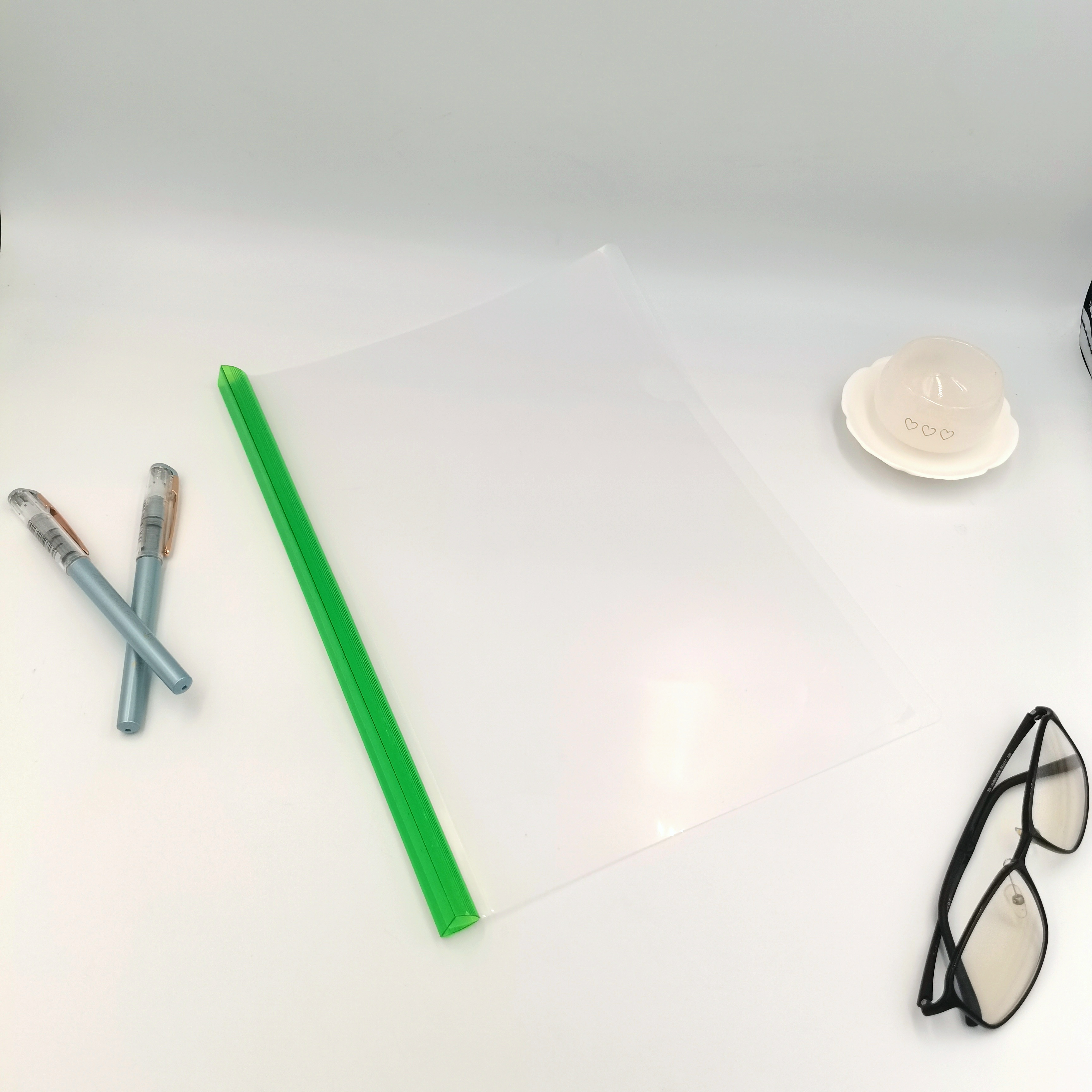 Transparent rod pull-out rod holder, file folder, frosted test paper holder, simple holder, office supplies, two-page holder Application Scenario
