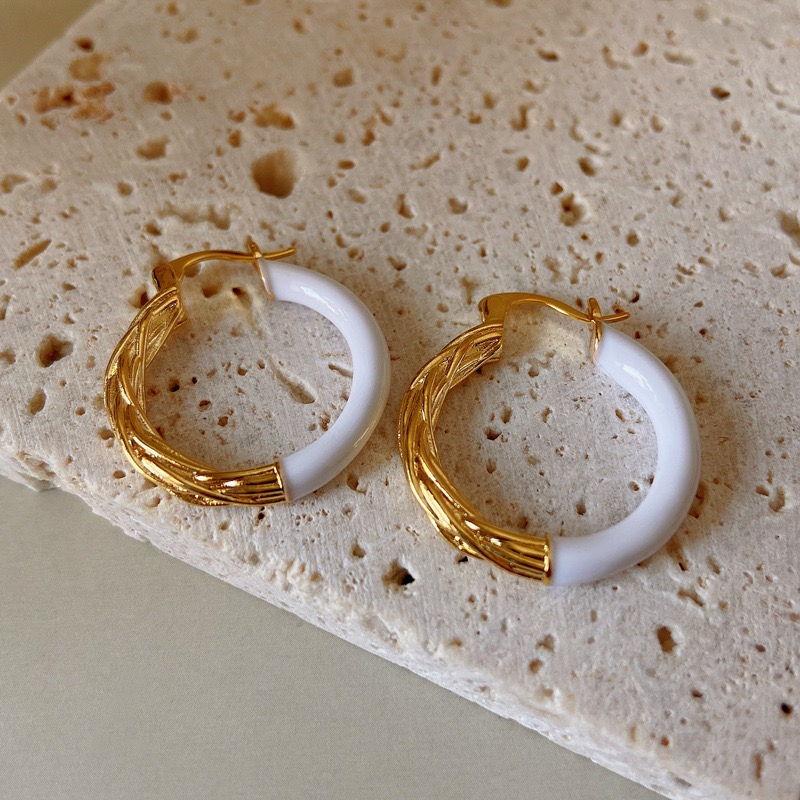 Korean-style fashionable and elegant metal enamel earrings, oil-dripping color matching, niche, light luxury and high-end earrings, butterfly jewelry Application Scenario