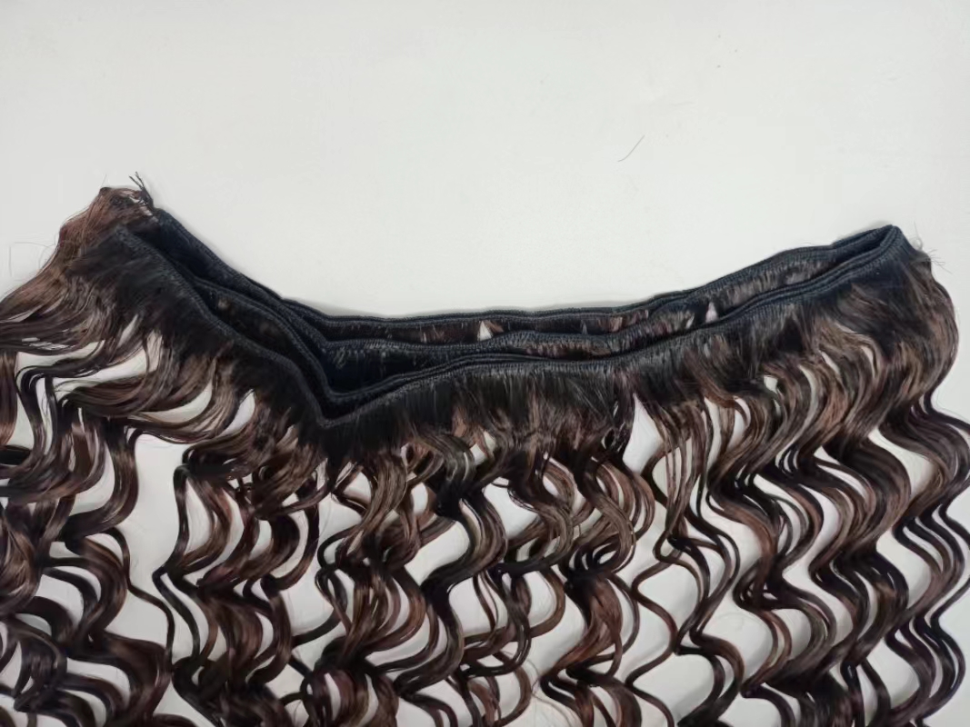 The new Amazon curly and wavy synthetic fiber wig is available in multiple colors for hair extension. It features fashionable and beautiful wavy curls Application Scenario