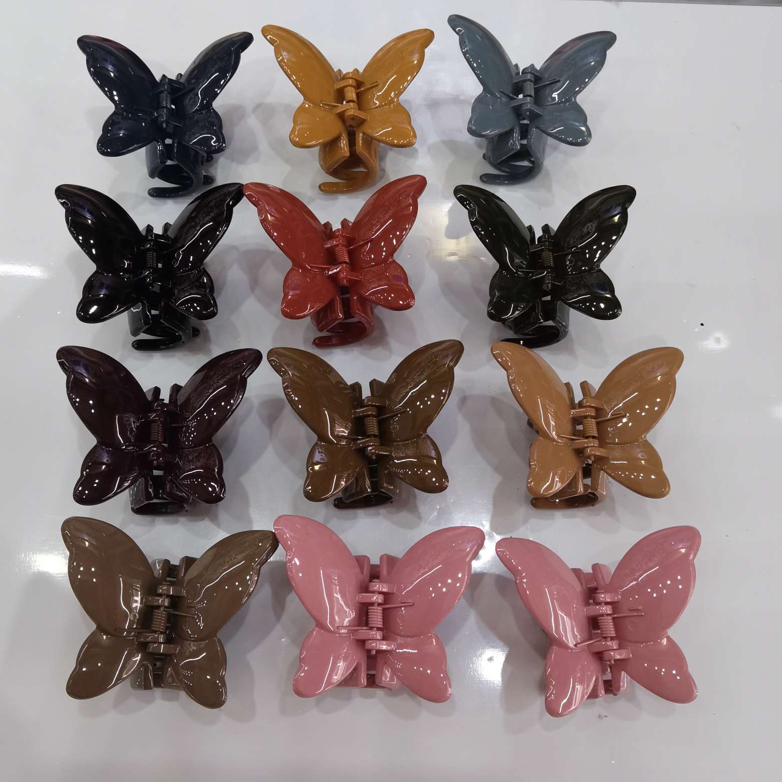This is a popular and trendy Korean version of the fashion classic. It features 11-color butterfly hairpins with single-layer and double-layer hollowed-out flat butterflies Application Scenario