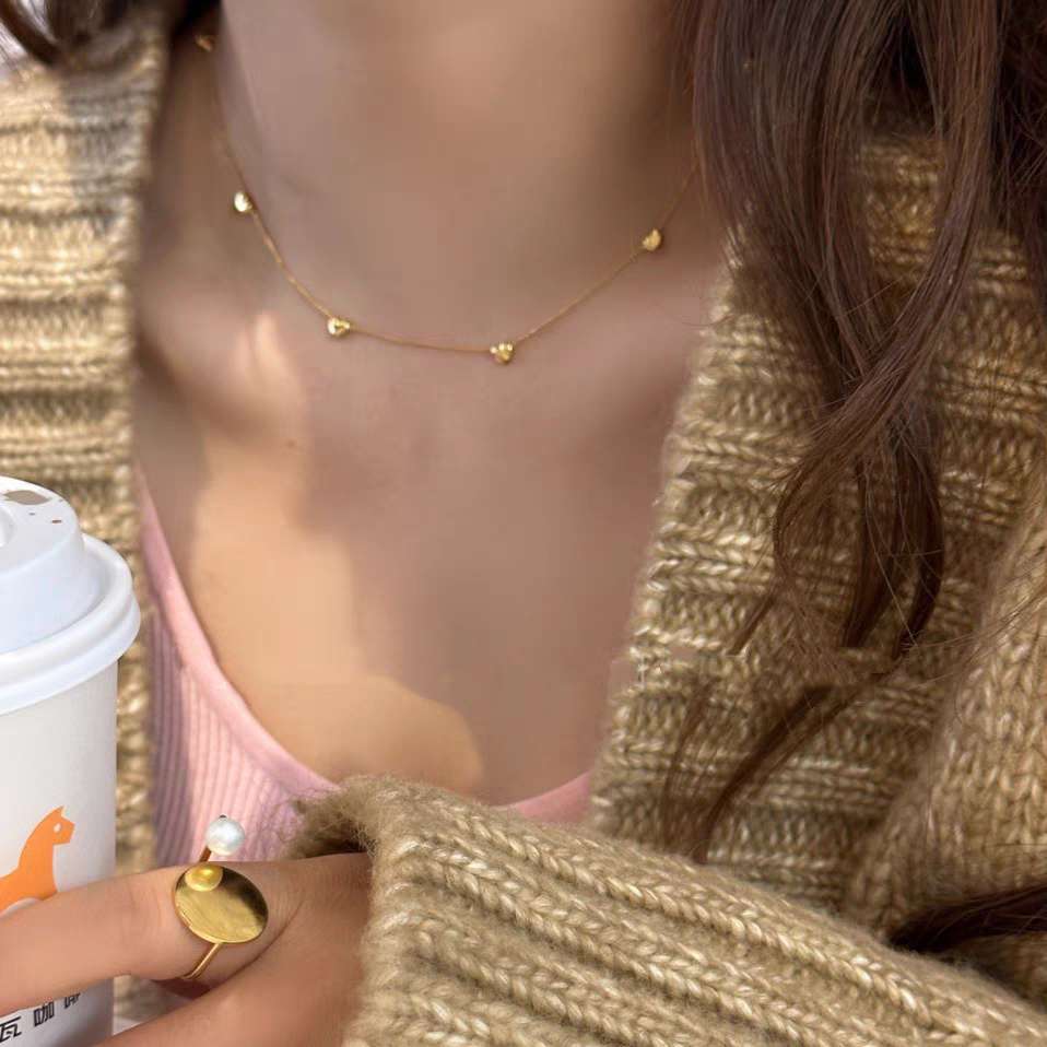 High-end and niche three-dimensional heart-shaped mark necklace with multiple hearts, Instagram 18K gold-plated neckchain, collarbone chain, sweater chain detail image 3