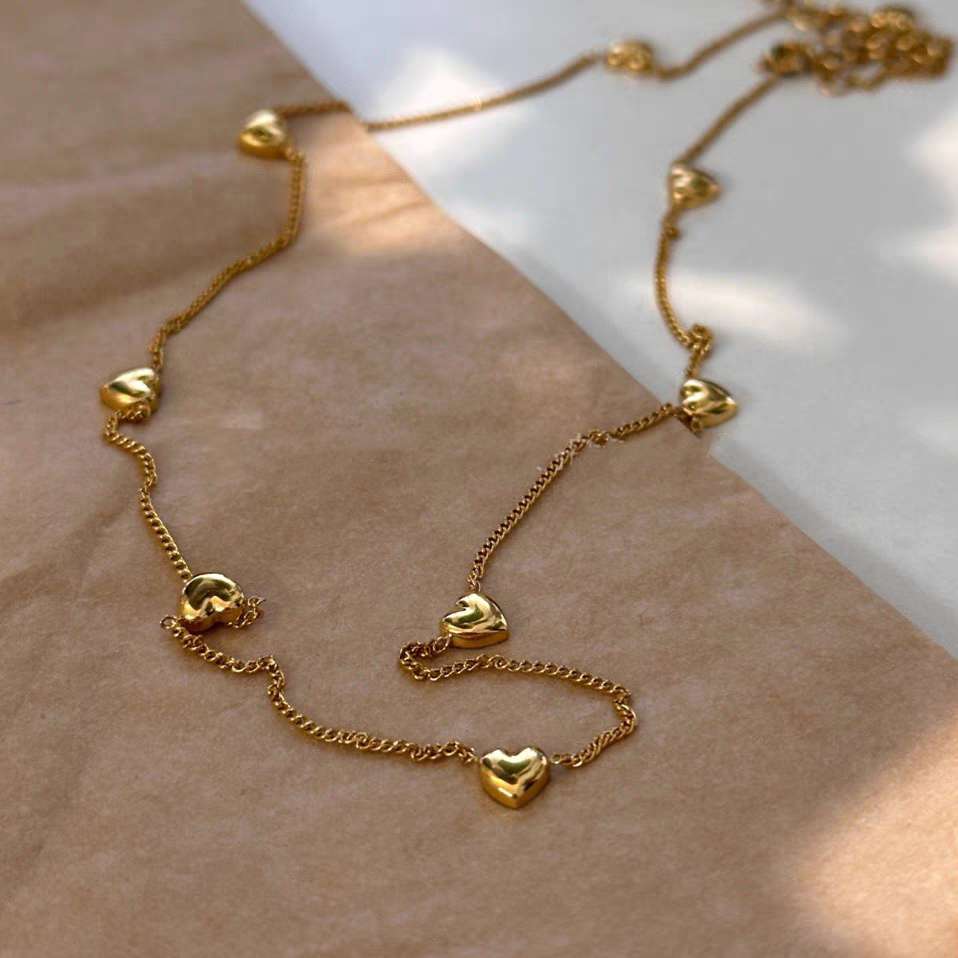 High-end and niche three-dimensional heart-shaped mark necklace with multiple hearts, Instagram 18K gold-plated neckchain, collarbone chain, sweater chain