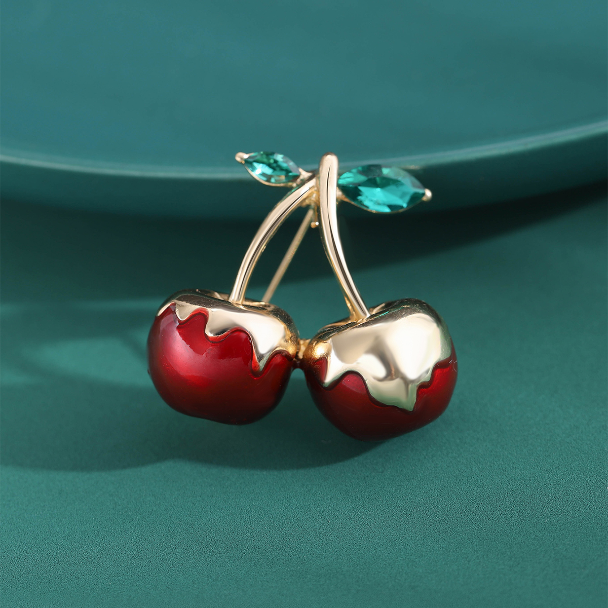 Factory direct sales, creative and light luxury new best-selling retro water diamond cherry stainless steel brooch, anti-glare brooch, light luxury creative retro brooch, simple and fashionable accessory pin Specification image