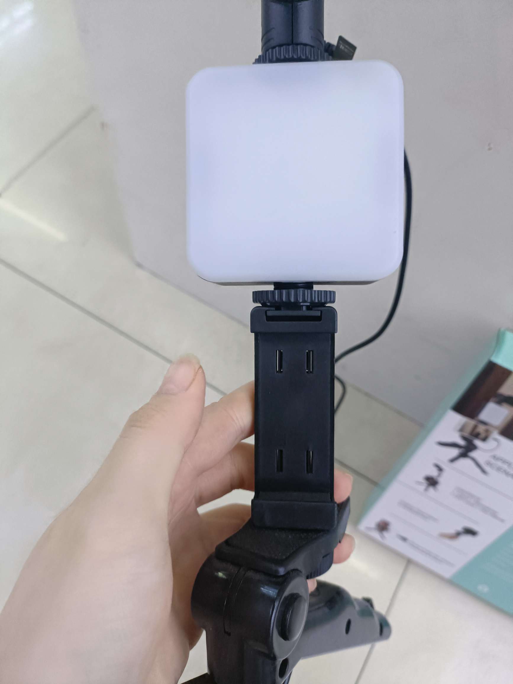 便携三脚架直播套装 补光灯麦克风支架LED电池款 直播摄影方形会议灯口袋补光灯 手持摄影灯 桌面无线直播灯手机补光灯详情图7