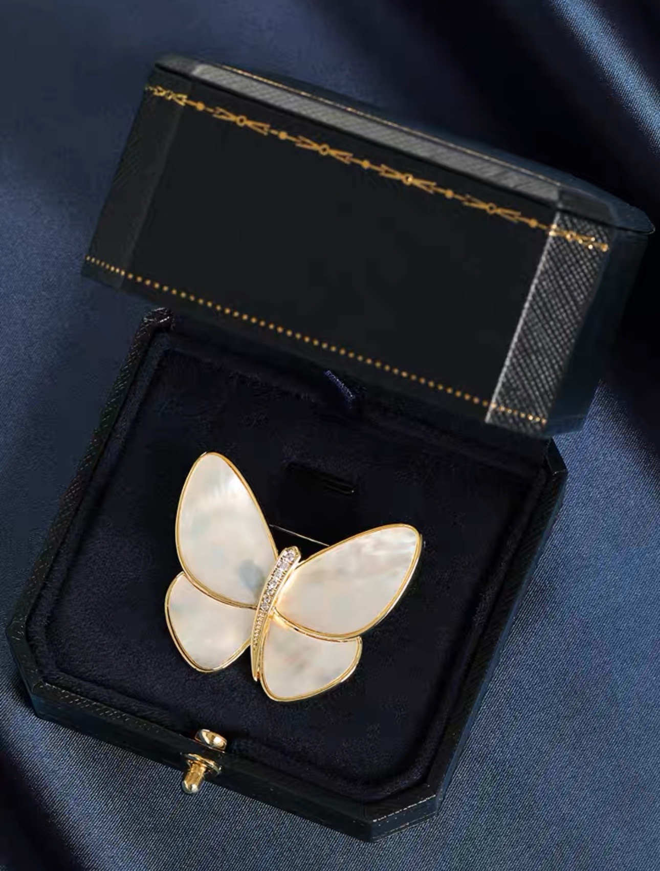 贝母蝴蝶胸针高档女胸花别针气质西装大衣配饰长公主孟晚丹同款