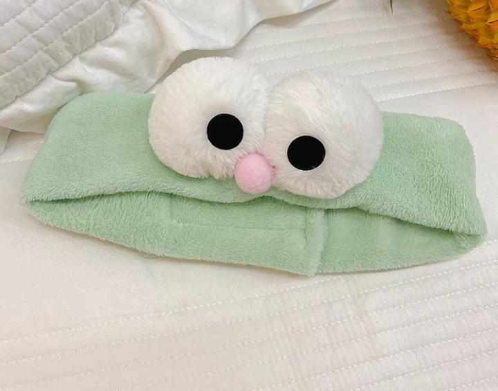 Cute Big Eyes Green Postpartum Face Wash Headband Application Scenario