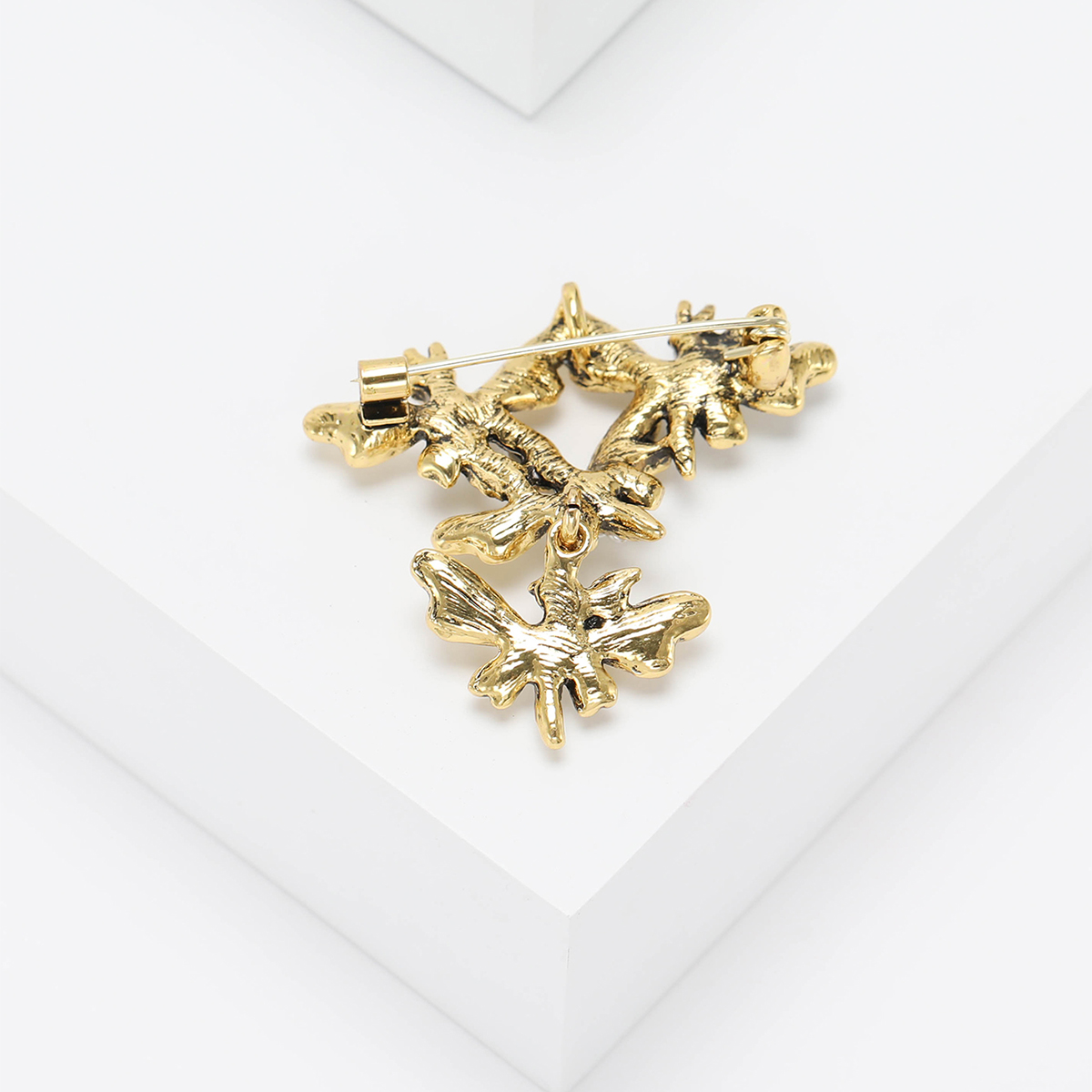 Factory direct sales, creative and light luxury new best-selling retro water diamond butterfly stainless steel brooch, anti-glare, light luxury creative retro brooch, simple and fashionable accessory pin details Picture