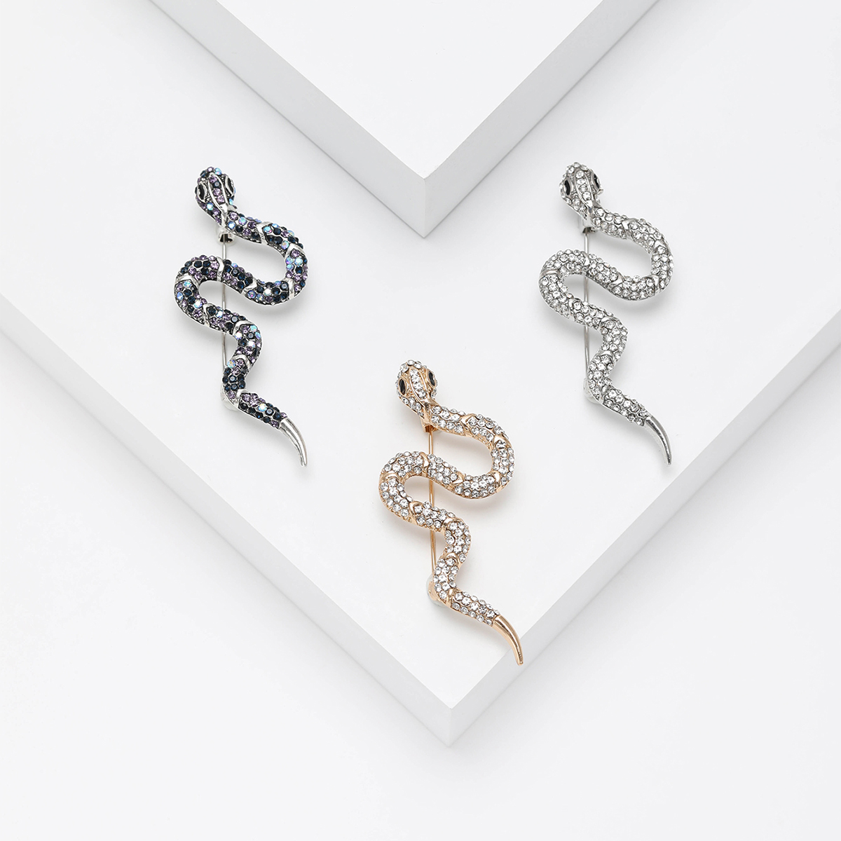Factory direct sales, creative and light luxury new best-selling retro water diamond snake stainless steel brooch, anti-glare brooch, light luxury creative retro brooch, simple and fashionable accessory pin details Picture
