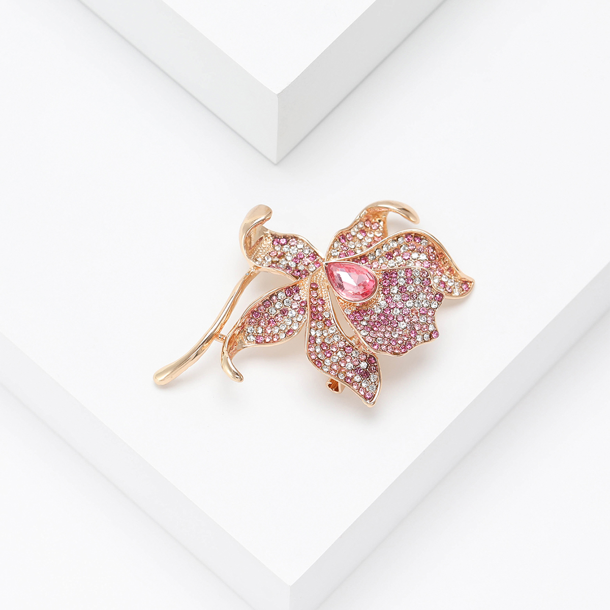 Factory direct sales, creative and light luxury new best-selling retro water diamond lotus stainless steel brooch, anti-glare, light luxury creative retro brooch, simple and fashionable accessory pin Specification image