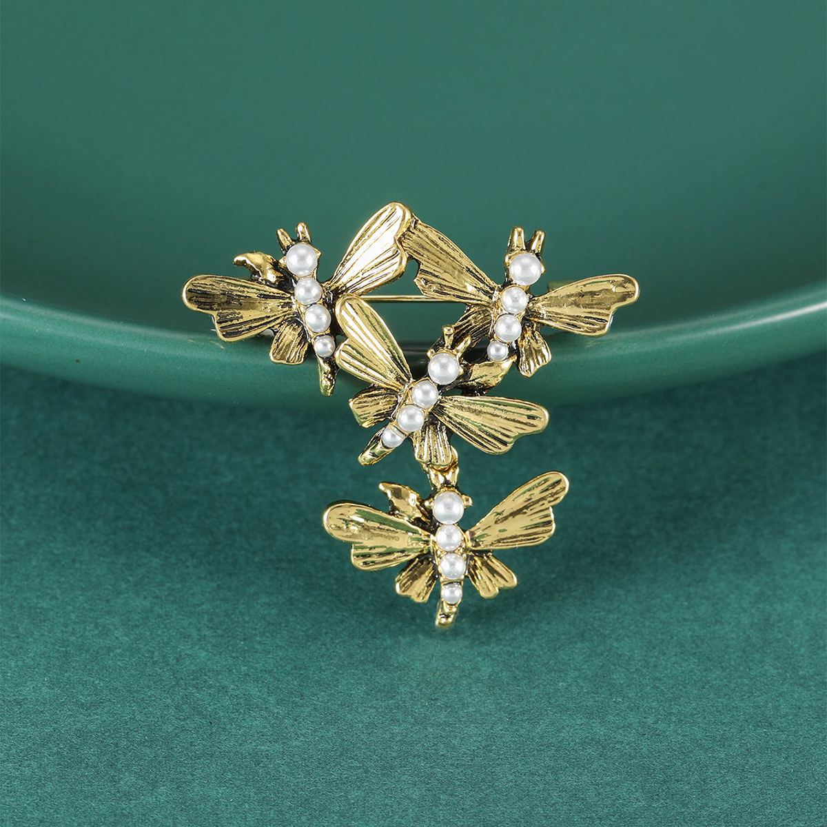 Factory direct sales, creative and light luxury new best-selling retro water diamond butterfly stainless steel brooch, anti-glare, light luxury creative retro brooch, simple and fashionable accessory pin Specification image