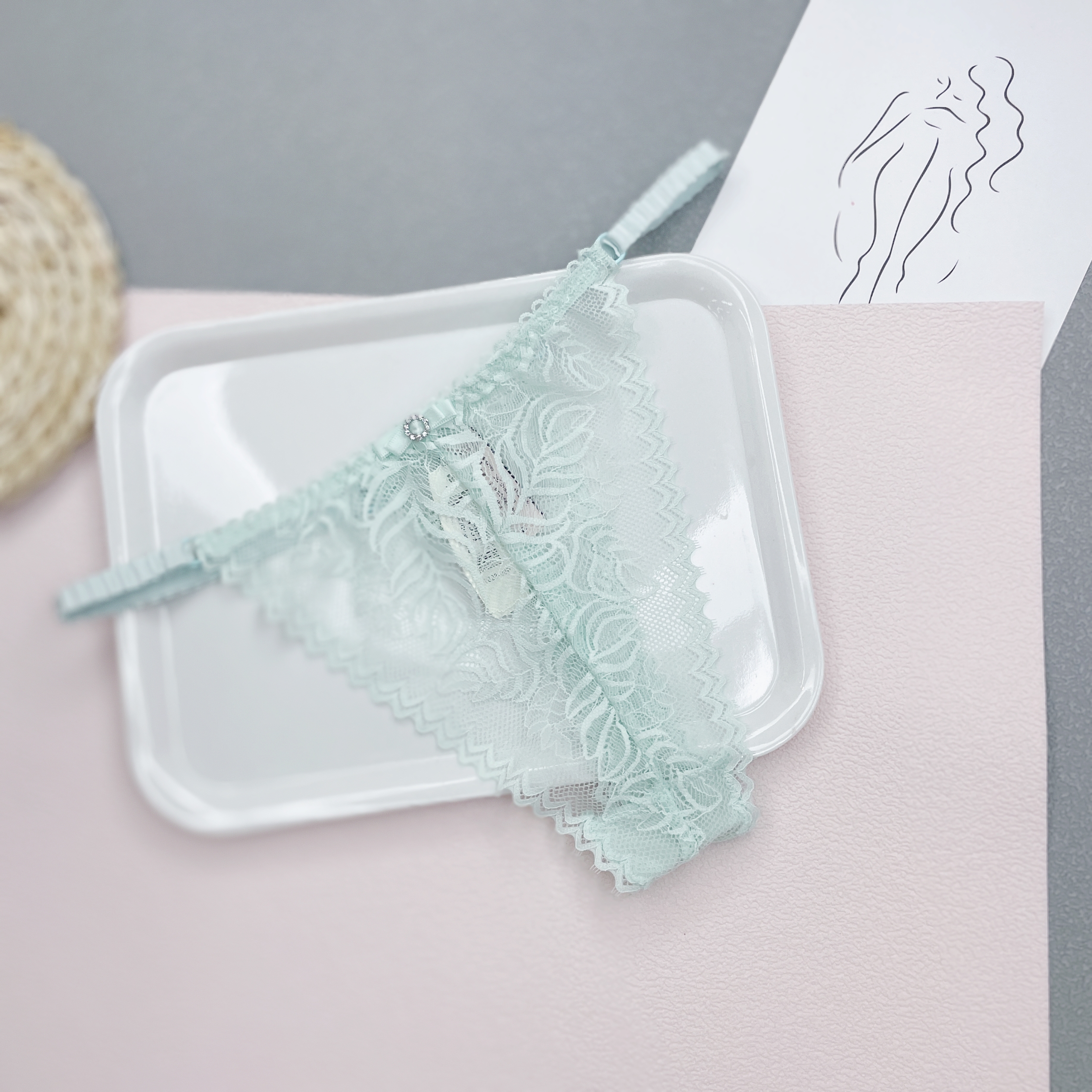 The Mystery of the Magic Box Sexy lace thong for women, low-waisted, see-through, thin, half-hip-hugging triangular T pants Item Picture