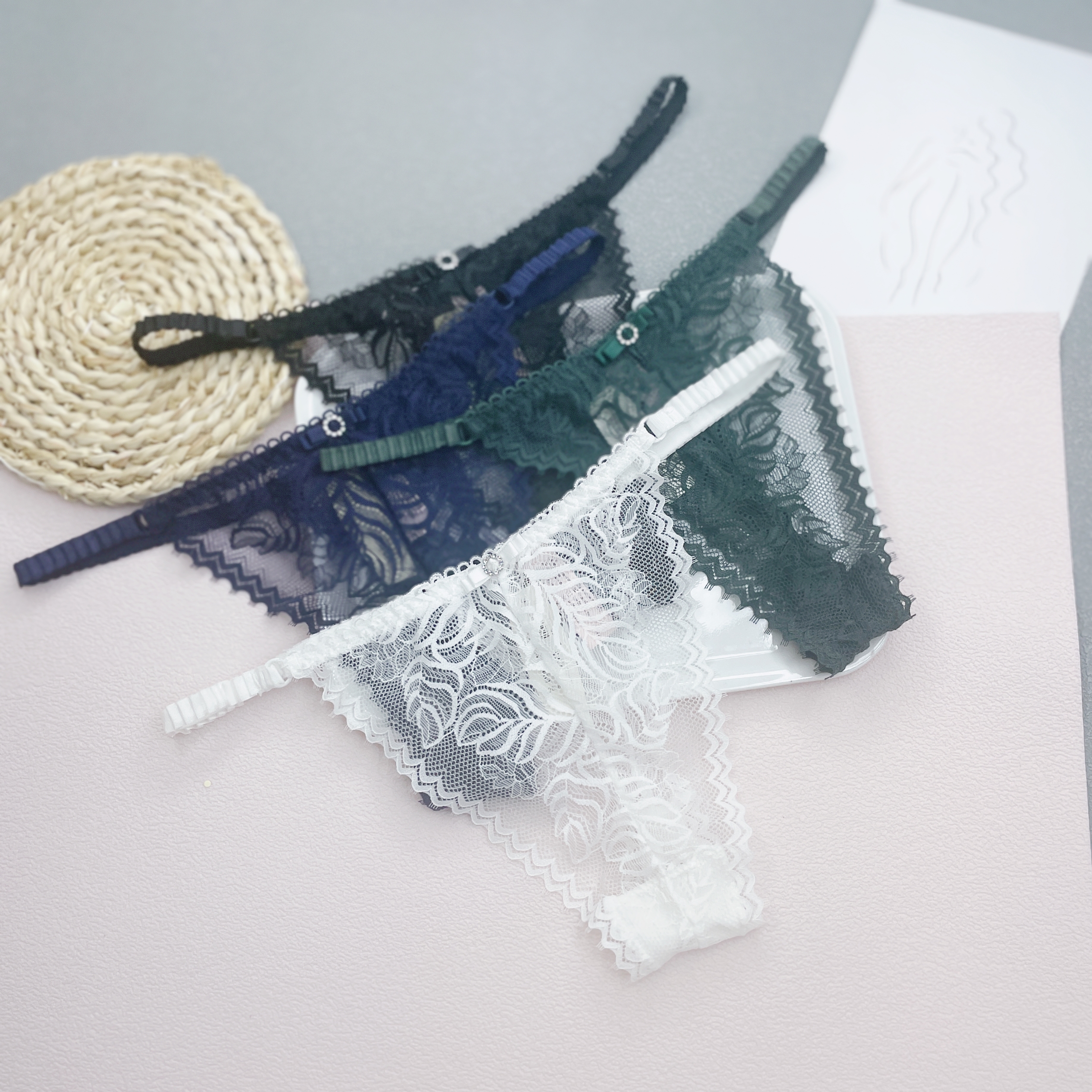 The Mystery of the Magic Box Sexy lace thong for women, low-waisted, see-through, thin, half-hip-hugging triangular T pants details Picture