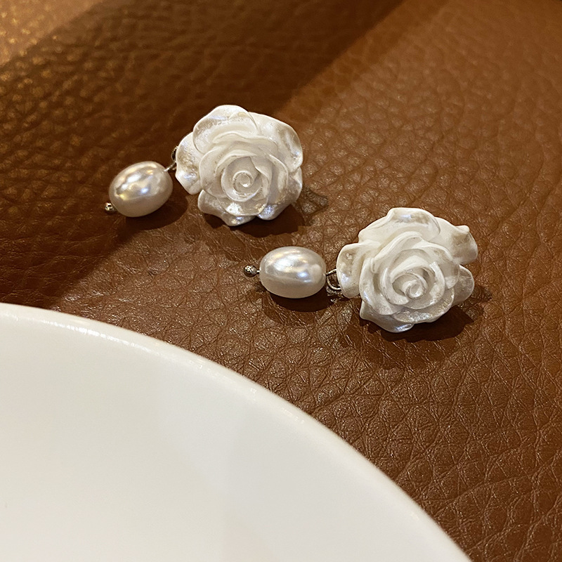 S925银针法式优雅温柔梦幻小众纯白玫瑰水滴珍珠耳环复古耳钉耳饰