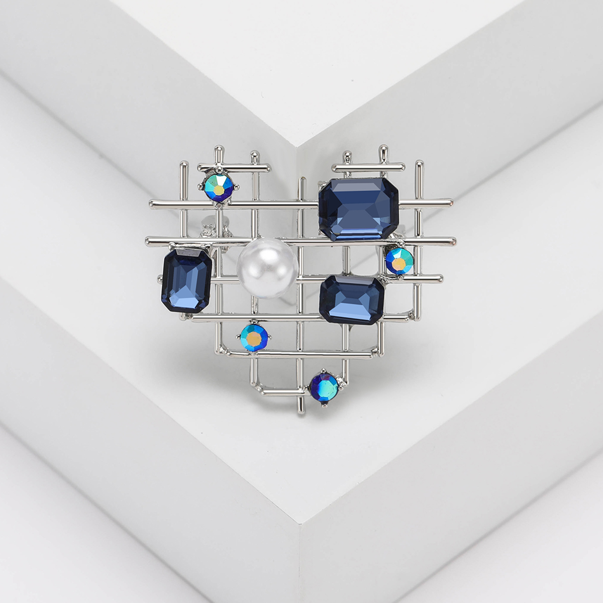 Factory direct sales, creative and light luxury new best-selling retro water diamond glass heart-shaped butterfly stainless steel brooch, anti-glare, light luxury creative retro brooch, simple and fashionable accessory pin Application Scenario