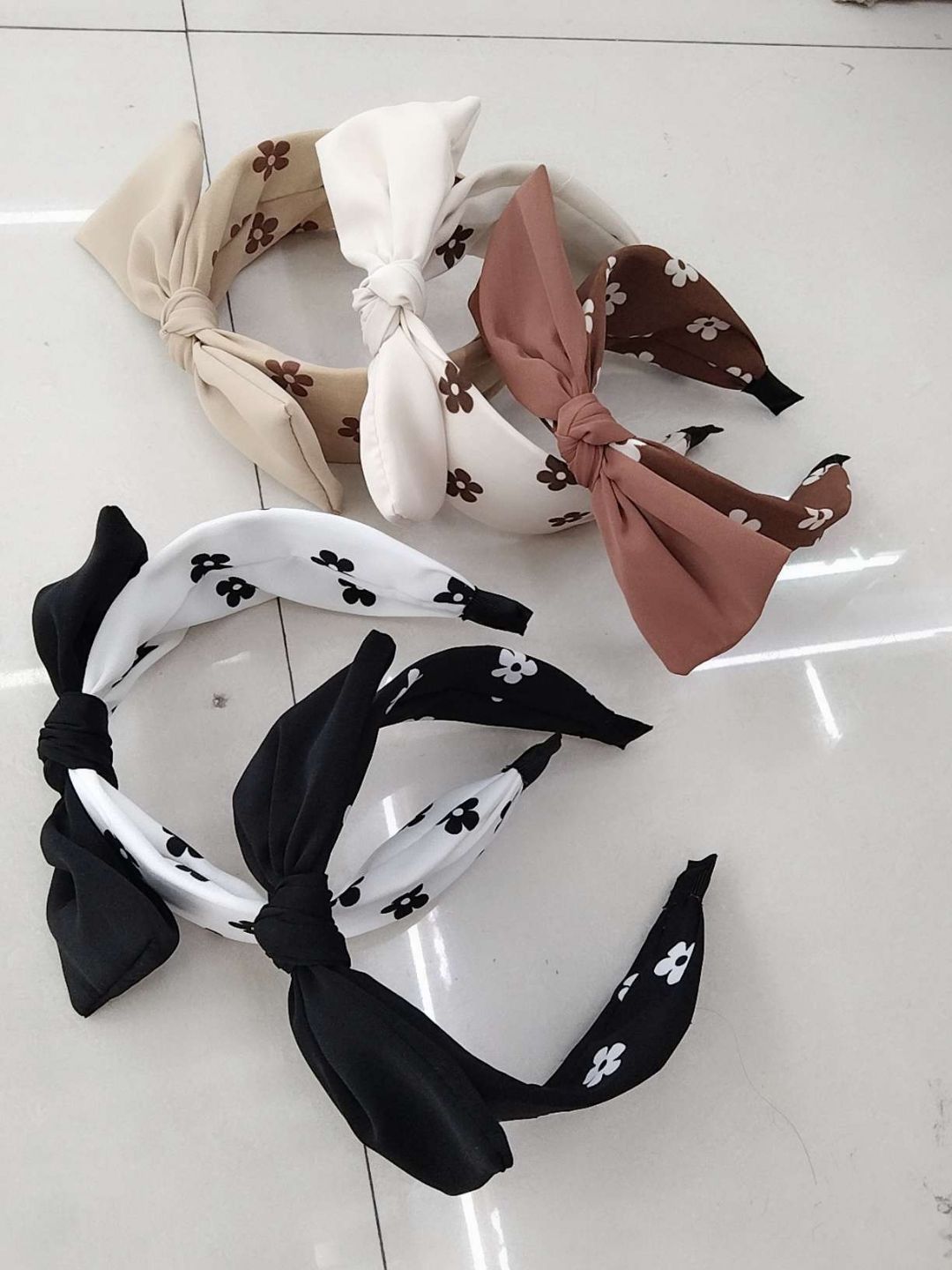 A cute girl with a five-and-a-half-flower, youthful and fresh wide-brimmed hairband bow