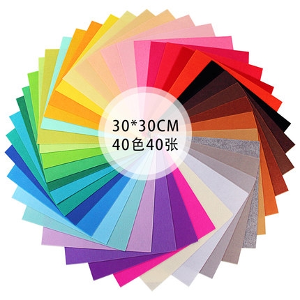 وكان أطفال رياض الأطفال مبدعين في صنع صور من اللباد دون نسيج يدوي من القماش غير الغزل Specification image