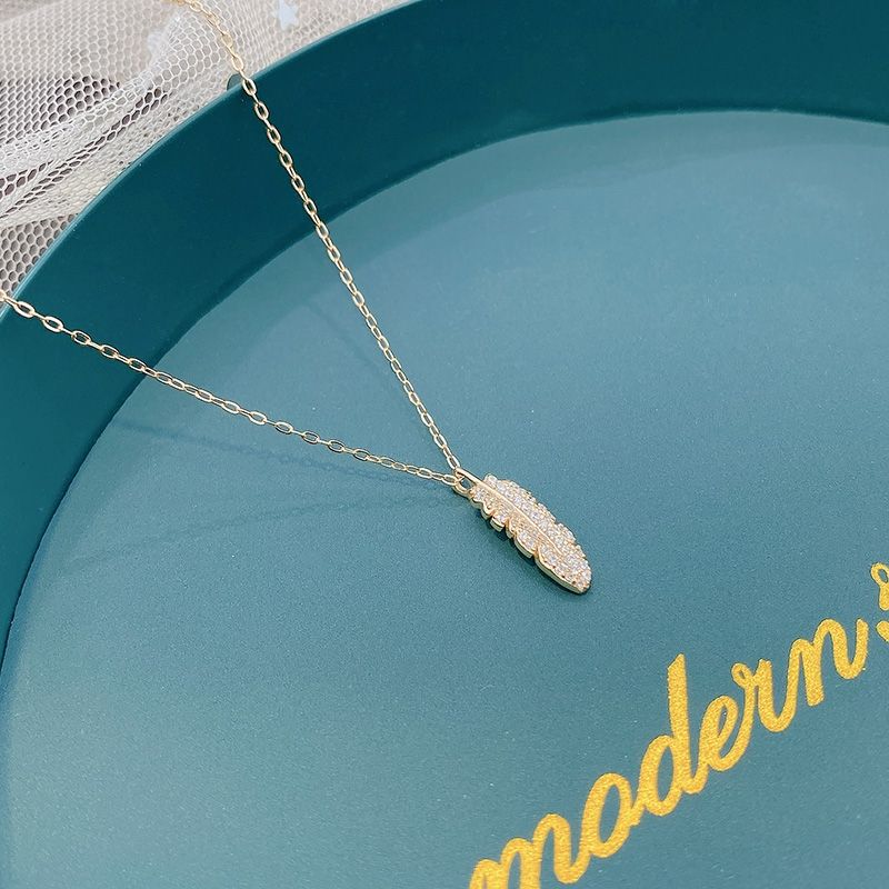 A short collarbone chain with a slightly studded studded feather zircon pendant, fashionable, individual and exquisite necklace Specification image