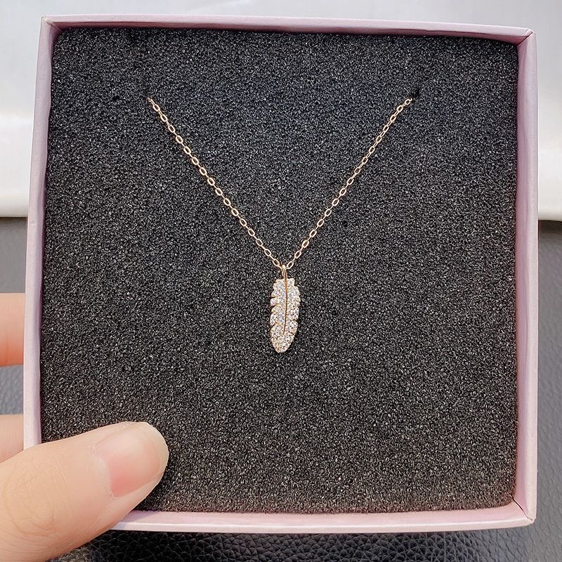 A short collarbone chain with a slightly studded studded feather zircon pendant, fashionable, individual and exquisite necklace detail image 2