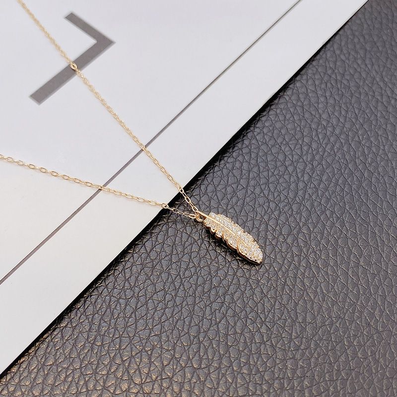 A short collarbone chain with a slightly studded studded feather zircon pendant, fashionable, individual and exquisite necklace