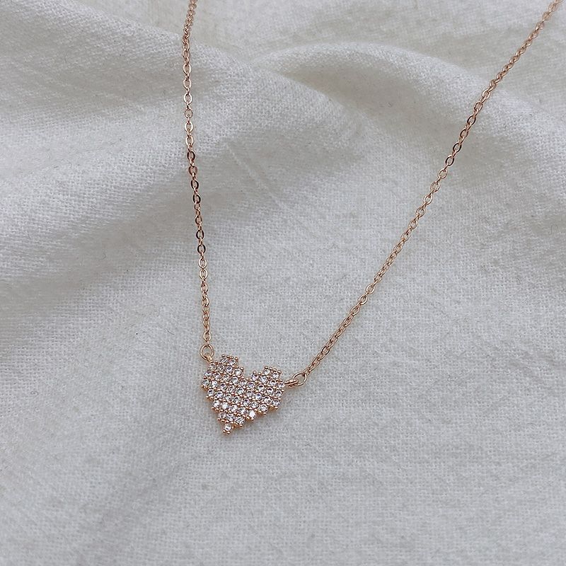 The cute and simple collarbone chain, slightly studded with diamonds, is a gentle and fairy-like necklace that catches the eye and is versatile, with a unique personality