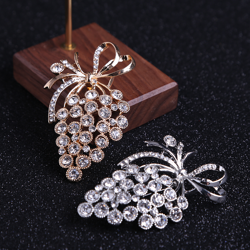 Factory direct sales, popular in foreign trade, high-end new style, Jianxiao, retro and elegant, strawberry light luxury, waterproof diamond brooch, fashionable clothes and accessories, wool pin items Specification image