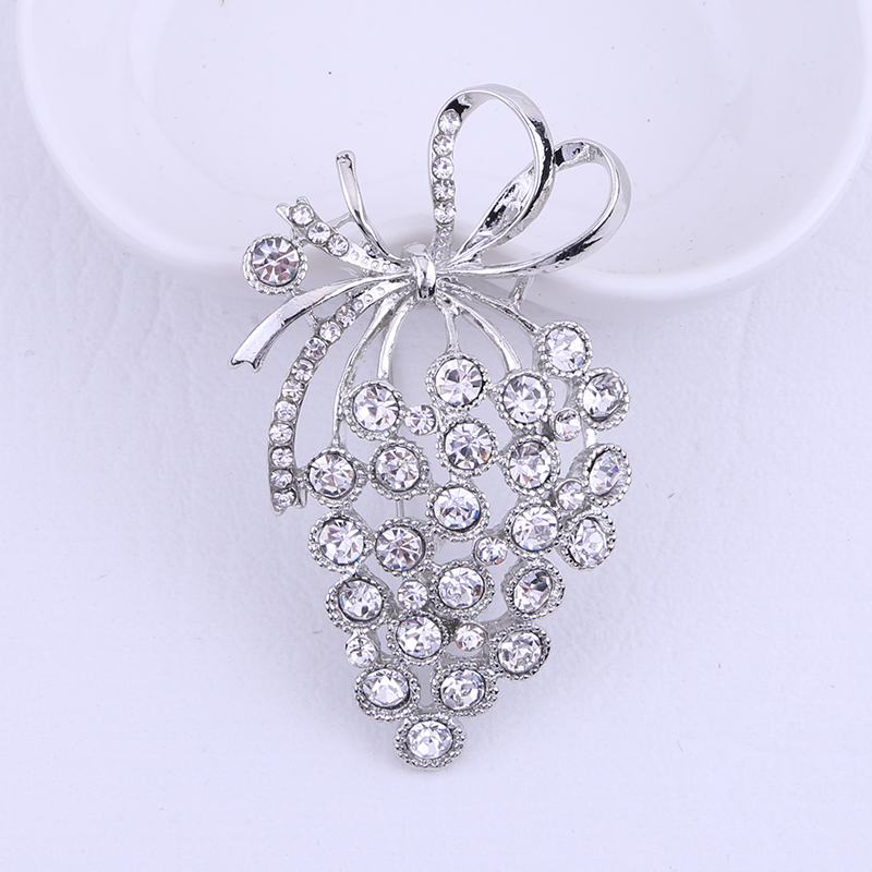 Factory direct sales, popular in foreign trade, high-end new style, Jianxiao, retro and elegant, strawberry light luxury, waterproof diamond brooch, fashionable clothes and accessories, wool pin items