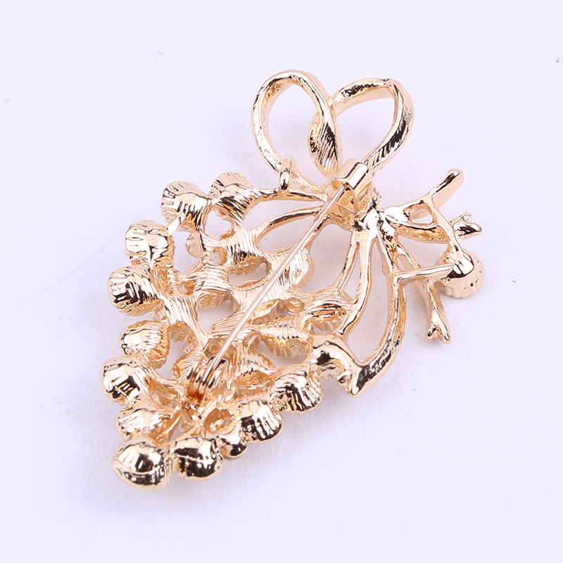 Factory direct sales, popular in foreign trade, high-end new style, Jianxiao, retro and elegant, strawberry light luxury, waterproof diamond brooch, fashionable clothes and accessories, wool pin items details Picture