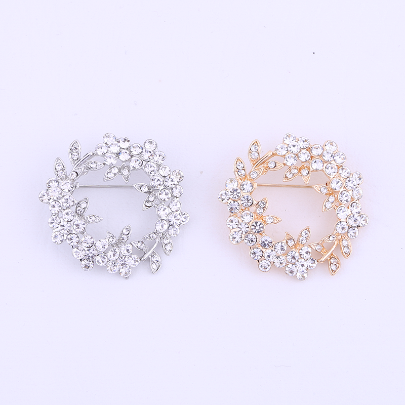 Factory direct sales, popular in foreign trade, high-end new style, Jianxiao retro elegant wreath, light luxury waterproof diamond brooch, fashionable clothing accessories, woolen pins Application Scenario
