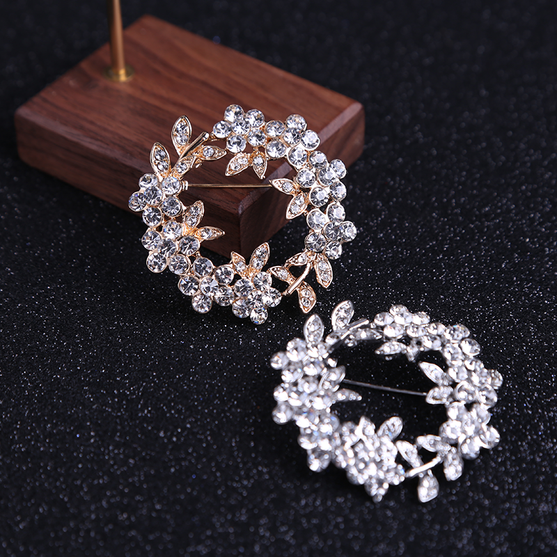 Factory direct sales, popular in foreign trade, high-end new style, Jianxiao retro elegant wreath, light luxury waterproof diamond brooch, fashionable clothing accessories, woolen pins details Picture