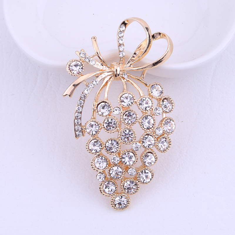 Factory direct sales, popular in foreign trade, high-end new style, Jianxiao, retro and elegant, strawberry light luxury, waterproof diamond brooch, fashionable clothes and accessories, wool pin items Item Picture