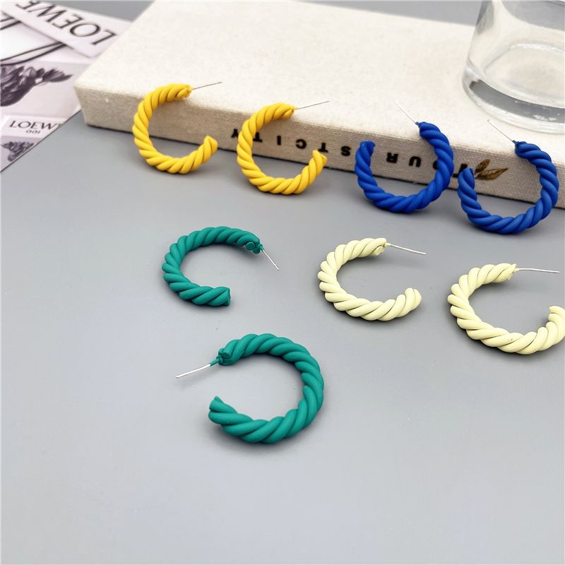 Factory direct sales of wrought iron pressed earrings, pendants, rough accessories, jewelry accessories, popular bestsellers, classic European and American brand iron metal earrings with spray paint detail image 2
