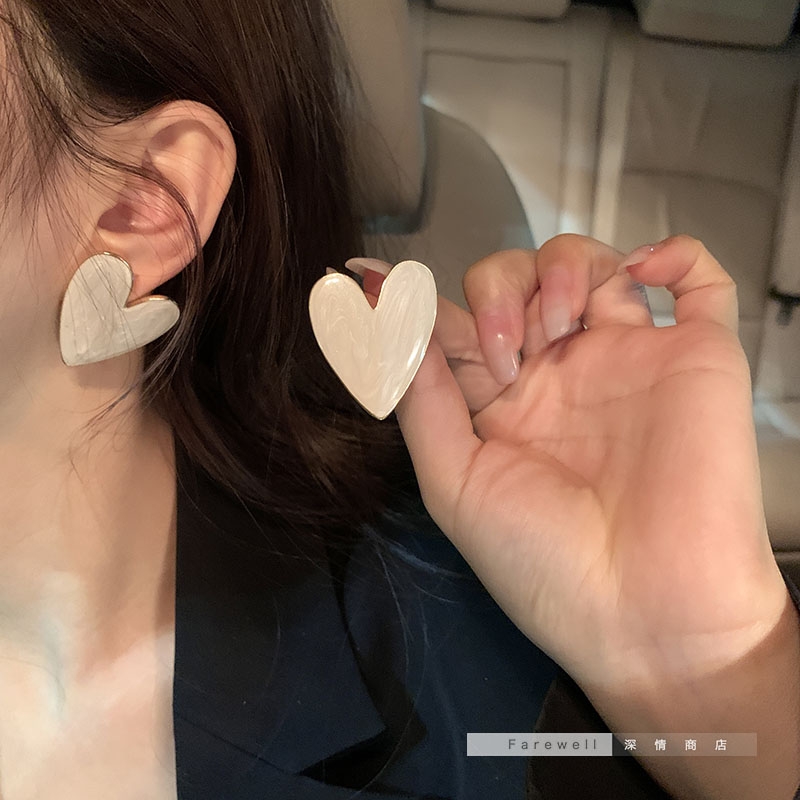 ويبيع الصانعون الأقراط عن طريق البيع المباشر، وهي قطع من قطع الأقراط الخام detail image 5