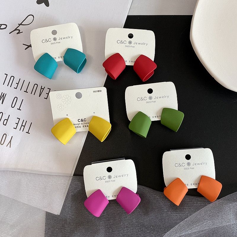 Factory direct sales of wrought iron pressed earrings, pendants, rough accessories, jewelry accessories, popular bestsellers, classic European and American brand iron metal earrings, hand-folded in half detail image 4
