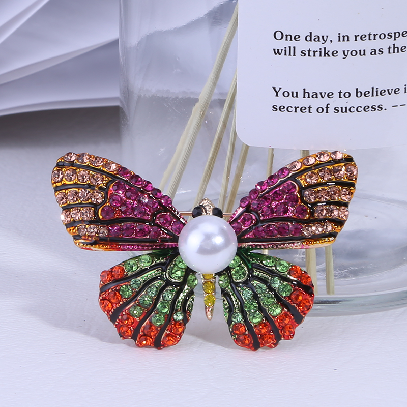 Factory direct sales for foreign trade, popular high-end new brooches with rhinestone butterflies, creative European and American luxury high-end pearl pins, pearl coats, corsages, mom gifts Application Scenario