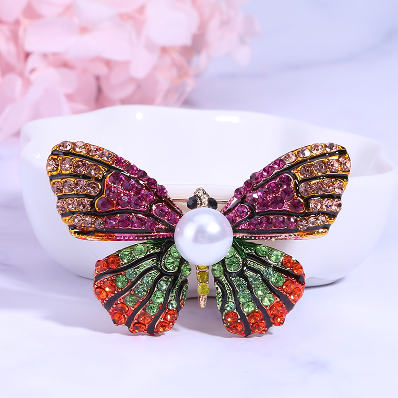 Factory direct sales for foreign trade, popular high-end new brooches with rhinestone butterflies, creative European and American luxury high-end pearl pins, pearl coats, corsages, mom gifts