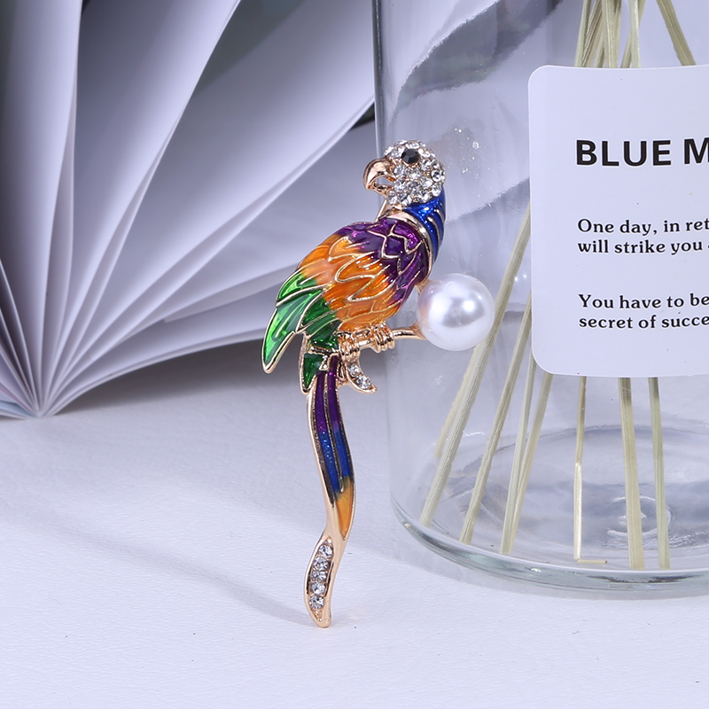 Factory direct sales, popular high-end new brooches for foreign trade, paired with Langdi Oil bird creative European and American luxurious high-end pearl pins, pearl coats, corsages, mom gifts details Picture