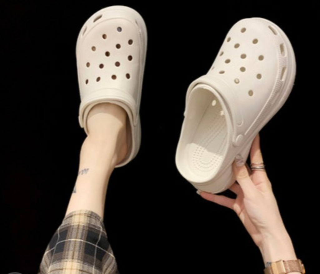 Simple solid-color crocs are exclusively for export Application Scenario