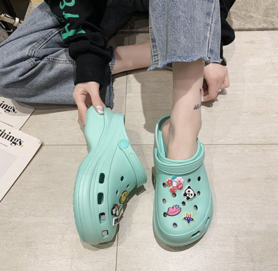Thick-soled clogs