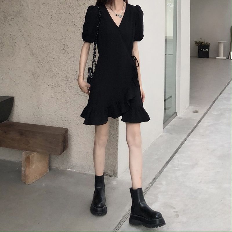 672022年夏季新款法式黑色连衣裙小个子赫本风气质收腰显瘦小黑裙女