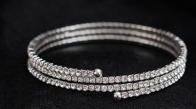 Fashionable new product: Simple, full diamond, trendy and elegant women's bracelet Chao Xia 18 Application Scenario