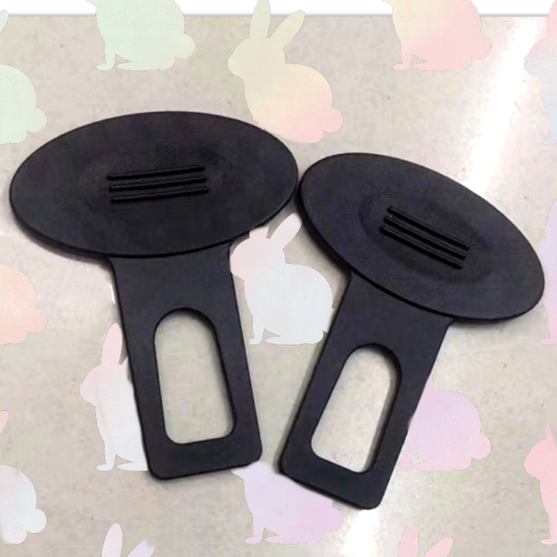 Automobile plastic seat belt inserts, dog car seat belt inserts, seat belt extender, universal seat belt inserts, automobile seat belt accessories QW256 Application Scenario
