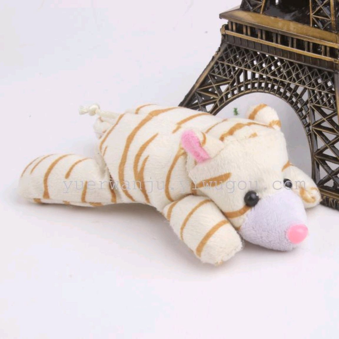 2022 Yellow round lion, little tiger, deer plush fridge magnets, large fridge magnets, prone fridge magnets, foot magnets, cartoon toys, factory direct sales Specification image