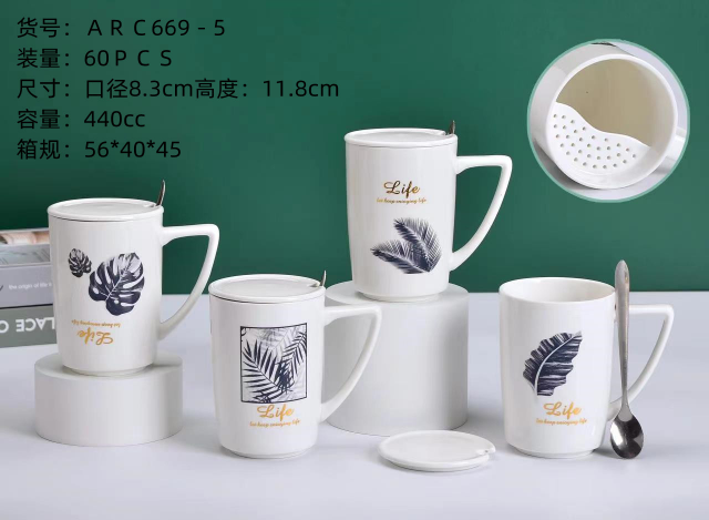 Ceramic mugs with leaks, covered spoons, and mugs for male and female students to use for breakfast and drinking water at school