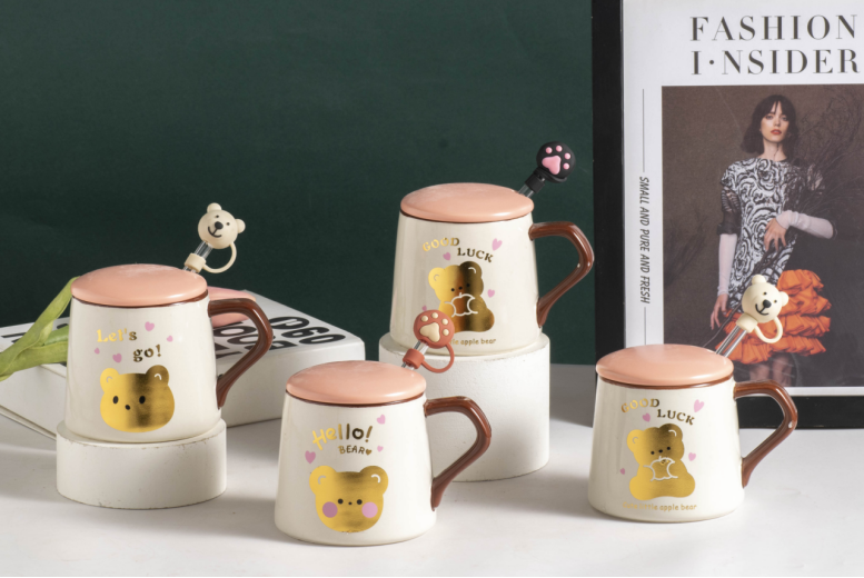 Korean cartoon cute ceramic mugs with covered spoons, male and female students go to school to drink water for breakfast