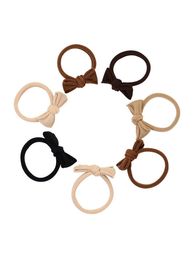 A high-end hair tie for women, a delicate leather band tied into a ponytail bun Application Scenario